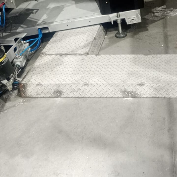 armado de protecciones para bandejas portacables con estructura metálica en instalación industrial
