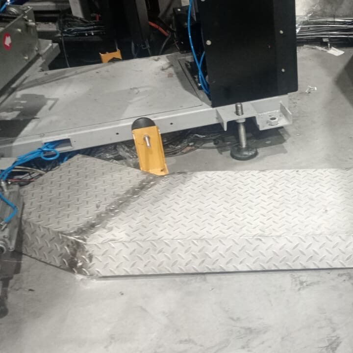 armado de protecciones para bandejas portacables con estructura metálica en instalación industrial