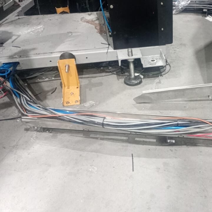 armado de protecciones para bandejas portacables con estructura metálica en instalación industrial