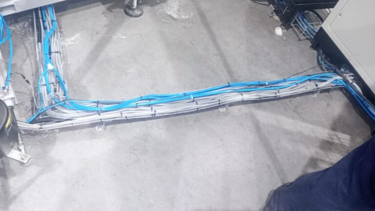 armado de protecciones para bandejas portacables con estructura metálica en instalación industrial