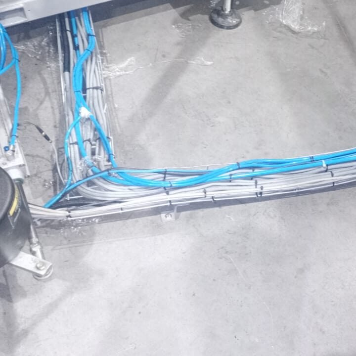 armado de protecciones para bandejas portacables con estructura metálica en instalación industrial