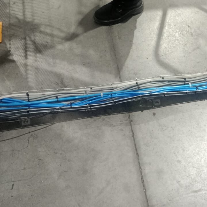 armado de protecciones para bandejas portacables con estructura metálica en instalación industrial