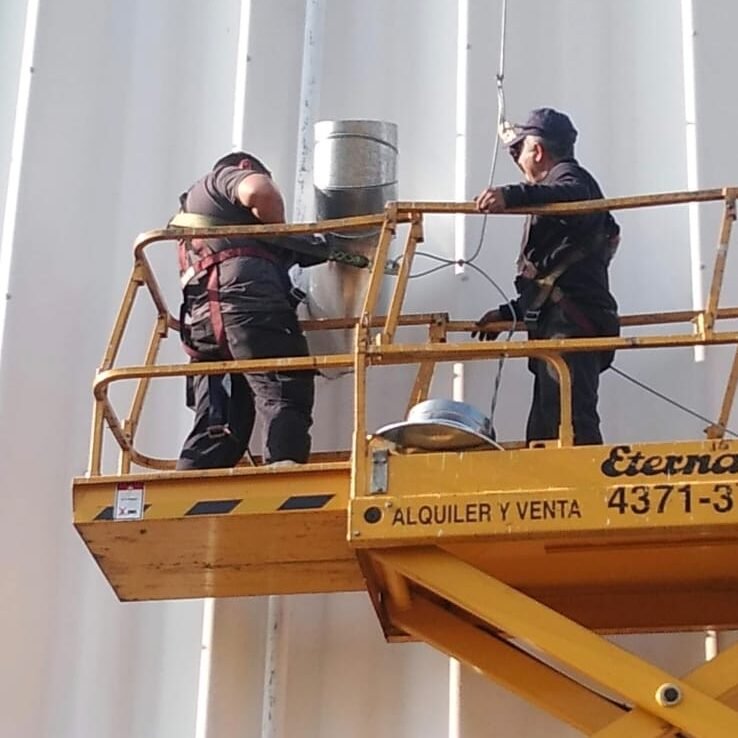 trabajos en altura en mantenimiento industrial con personal capacitado y equipos de seguridad