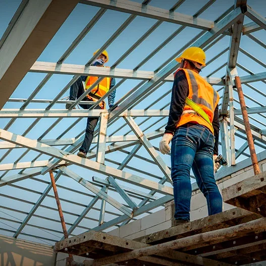 trabajos en altura en mantenimiento industrial con personal capacitado y equipos de seguridad
