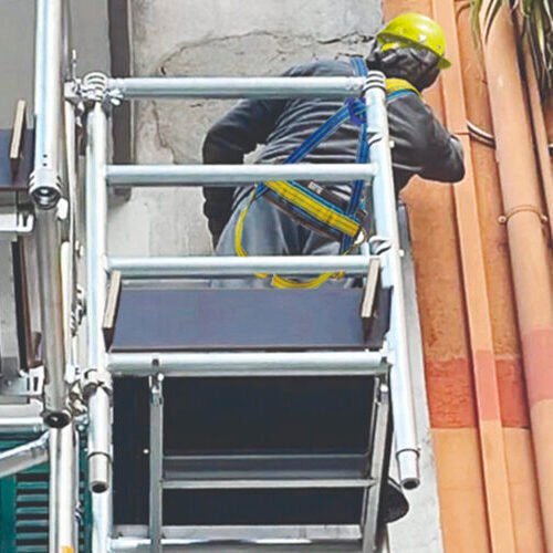 trabajos en altura en mantenimiento industrial con personal capacitado y equipos de seguridad