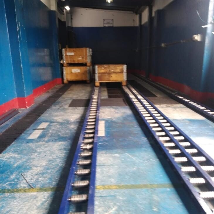 reparación y armado de guías para pallets con rodillos en sistema de transporte industrial