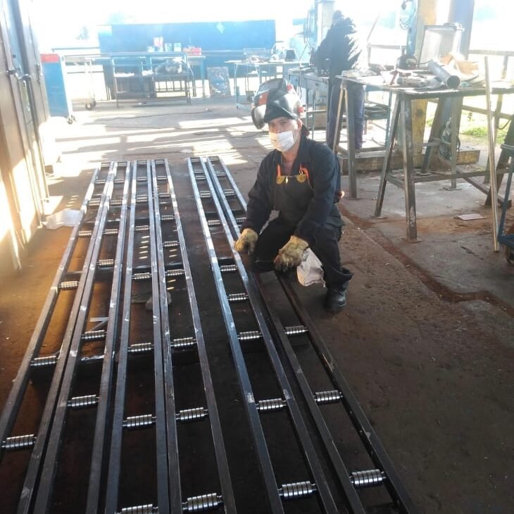 reparación y armado de guías para pallets con rodillos en sistema de transporte industrial