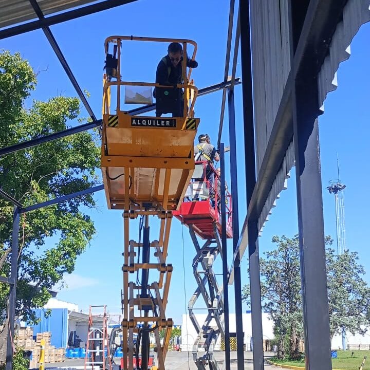 armado de techo metálico para balanza industrial en planta SKF con estructura resistente