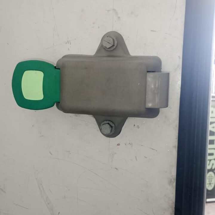 recambio de bisagras y cierres de puertas en cámaras frigoríficas industriales