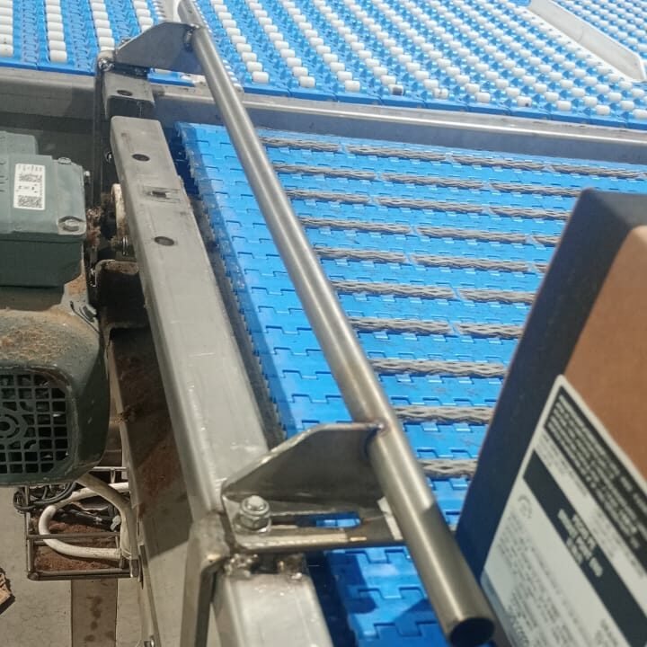 instalación de sensores y modificación de barandillas en cinta transportadora industrial