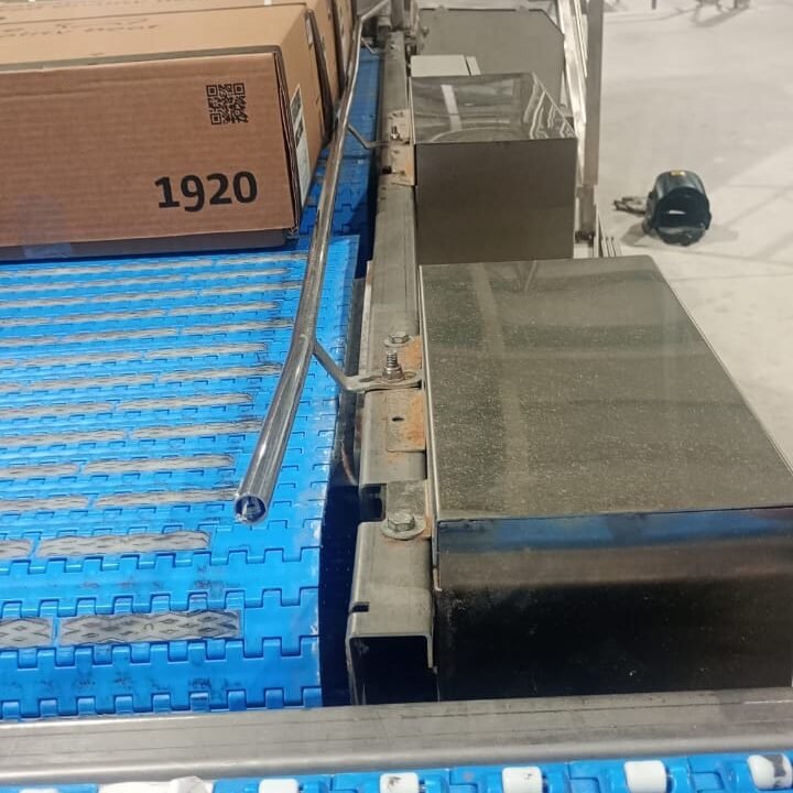 instalación de sensores y modificación de barandillas en cinta transportadora industrial