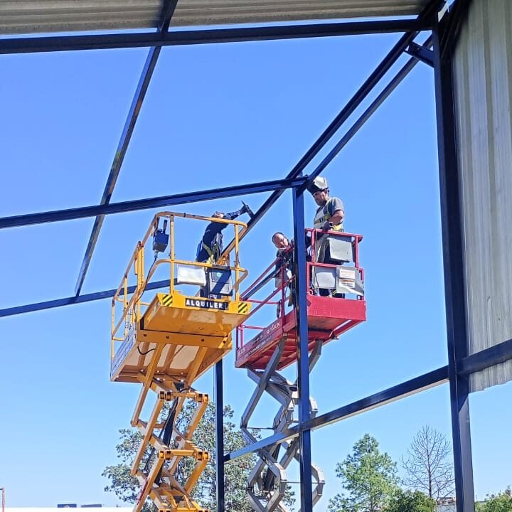 armado de techo metálico para balanza industrial en planta SKF con estructura resistente