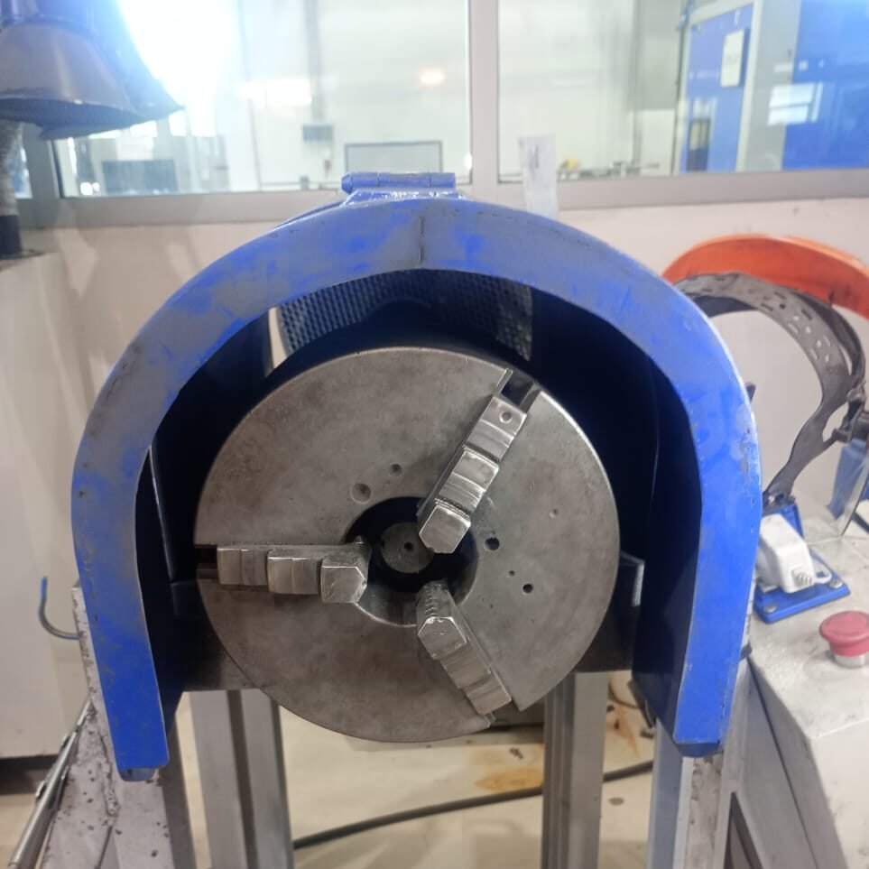 protección metálica para tornos industriales con resguardo de seguridad en maquinaria