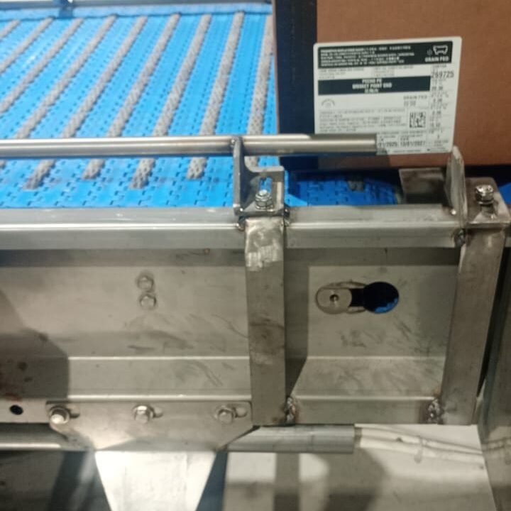 instalación de sensores y modificación de barandillas en cinta transportadora industrial