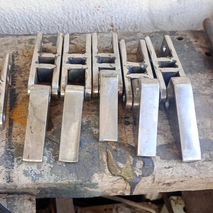 fabricación de dispositivo tipo gatillo para empujar bandejas en línea industrial frigorífica
