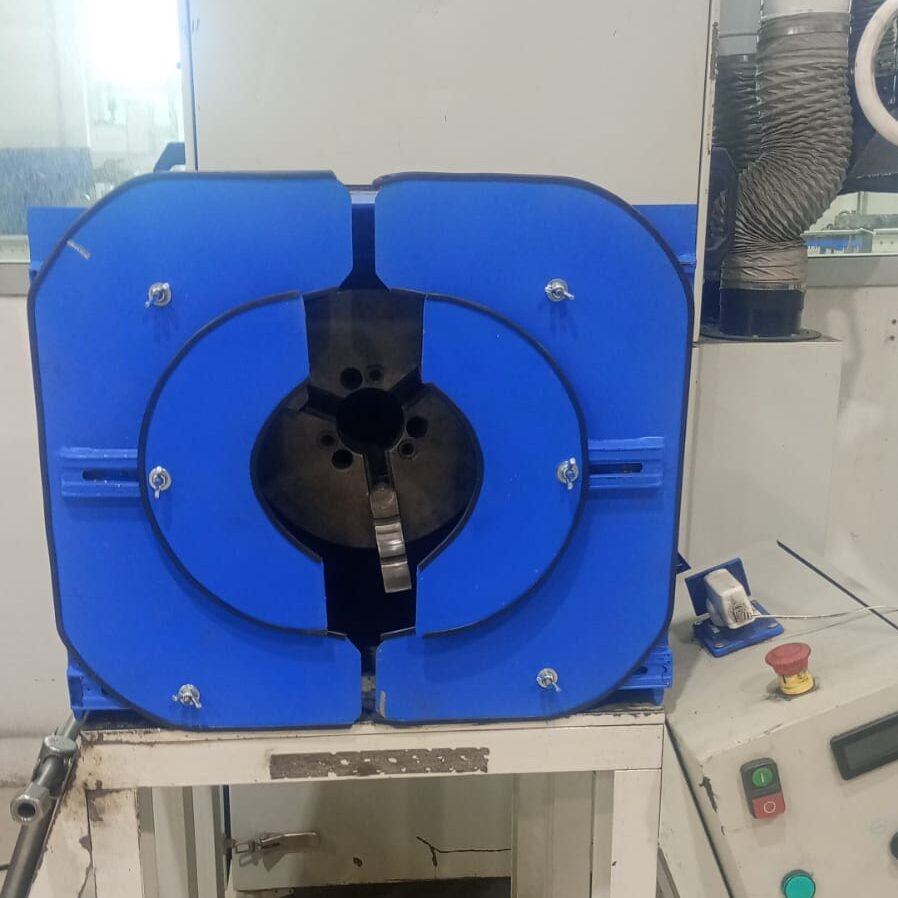 protección metálica para tornos industriales con resguardo de seguridad en maquinaria