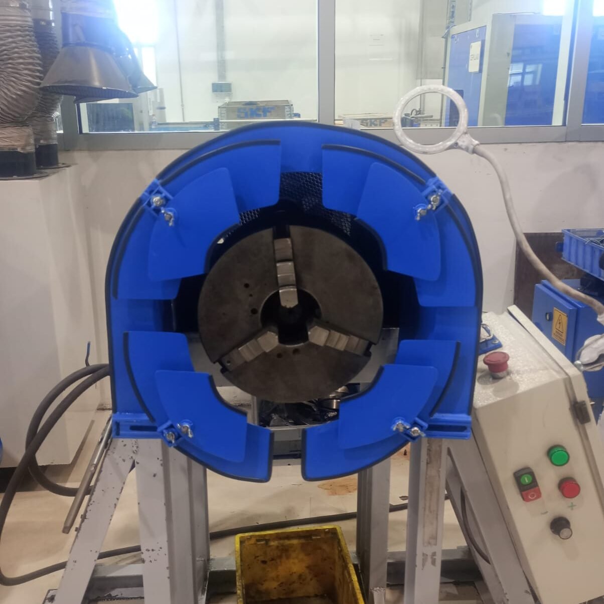 protección metálica para tornos industriales con resguardo de seguridad en maquinaria