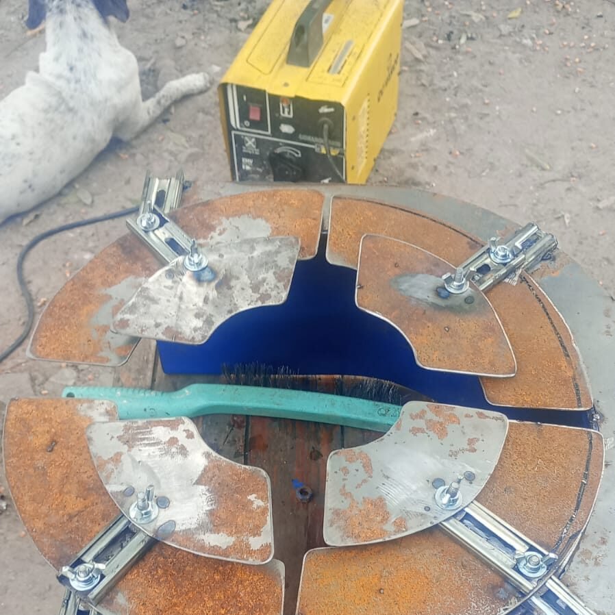 protección metálica para tornos industriales con resguardo de seguridad en maquinaria