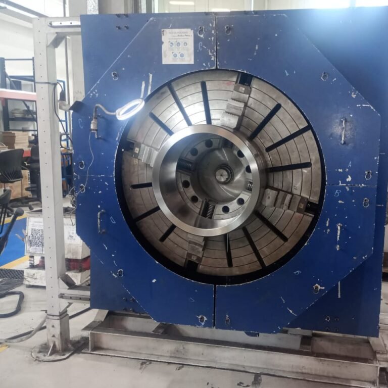 protección metálica para tornos industriales con resguardo de seguridad en maquinaria