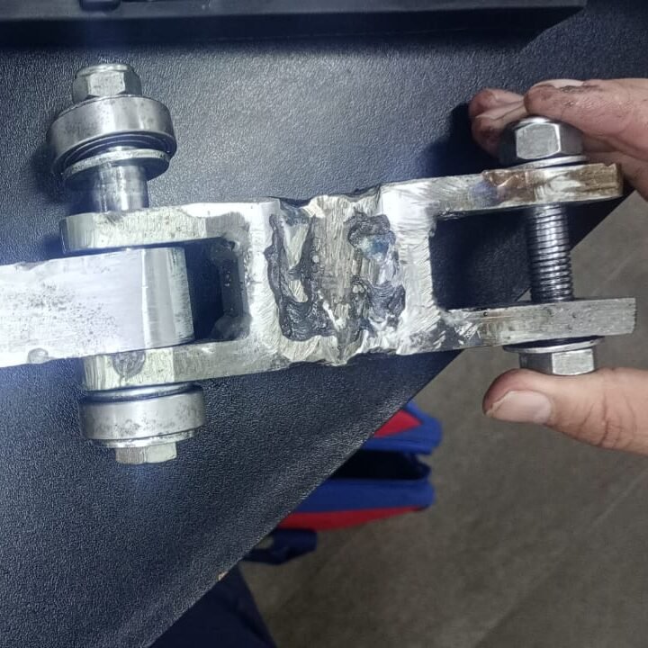 fabricación de dispositivo tipo gatillo para empujar bandejas en línea industrial frigorífica
