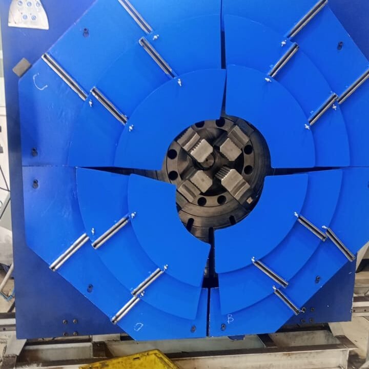 protección metálica para tornos industriales con resguardo de seguridad en maquinaria