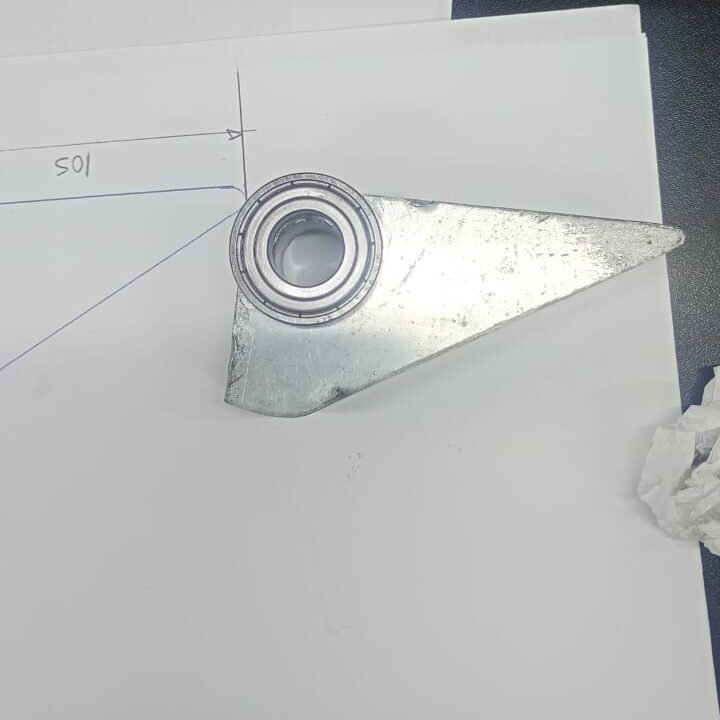 fabricación de dispositivo tipo gatillo para empujar bandejas en línea industrial frigorífica