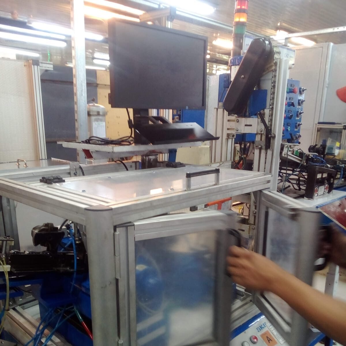 cerramiento de chapa y aluminio con estructura metálica para instalaciones industriales