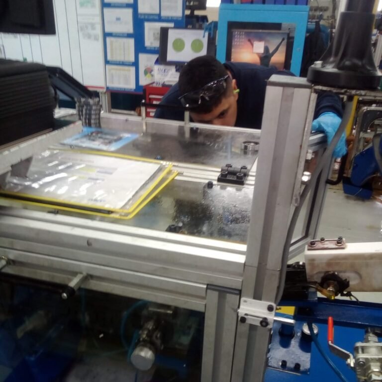 cerramiento de chapa y aluminio con estructura metálica para instalaciones industriales
