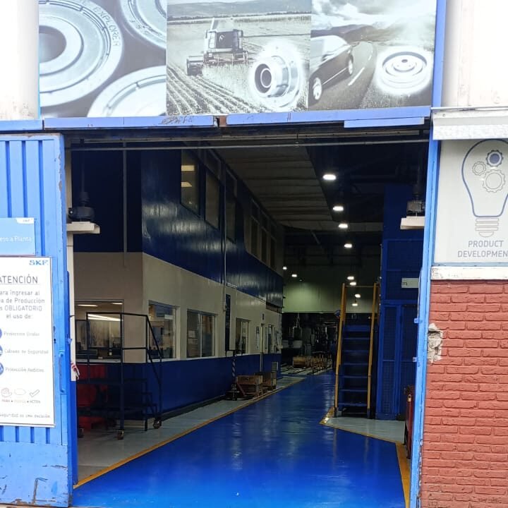 pintura de pisos industriales en planta SKF con recubrimiento resistente y señalización