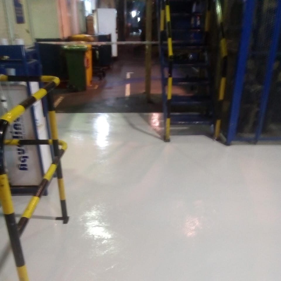pintura de pisos industriales en planta SKF con recubrimiento resistente y señalización