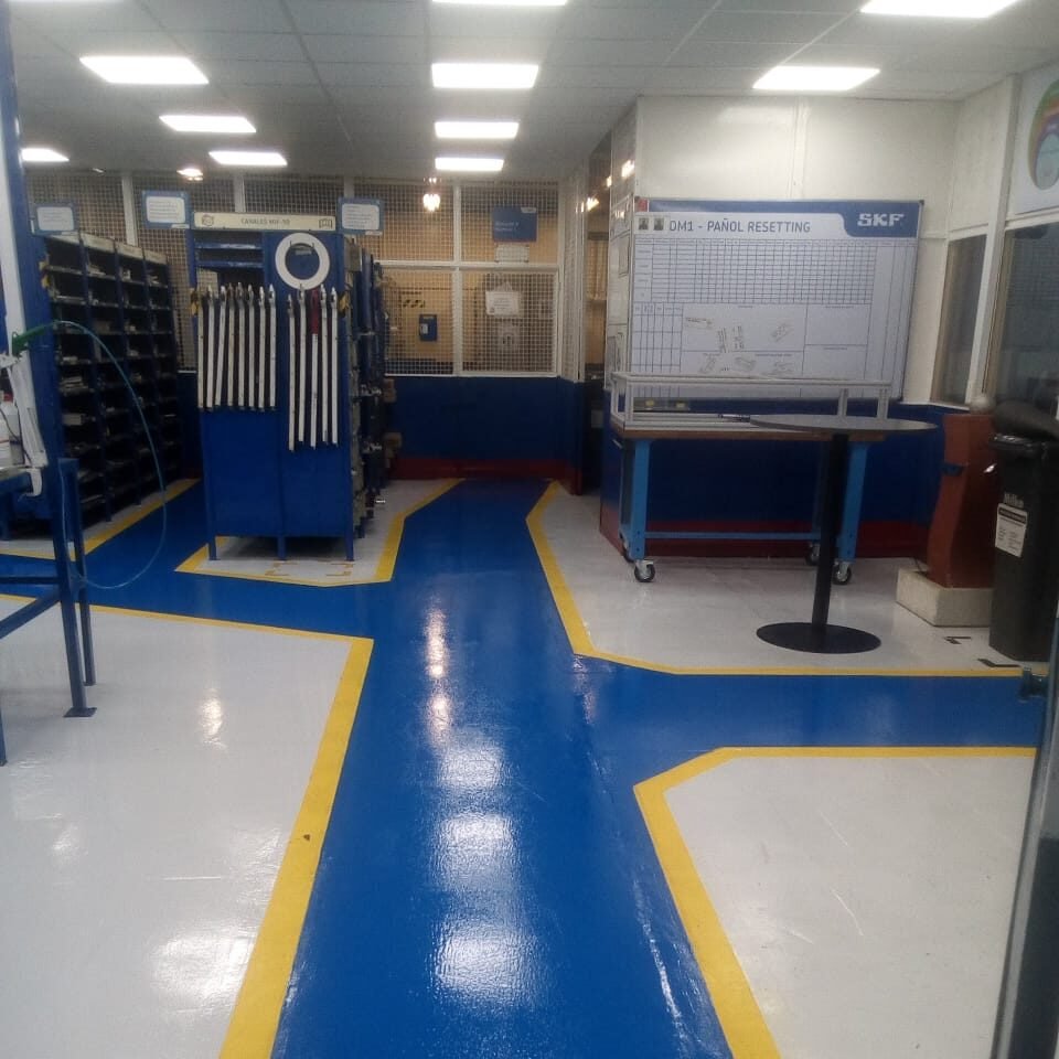 pintura de pisos industriales en planta SKF con recubrimiento resistente y señalización