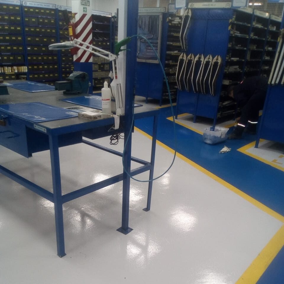 pintura de pisos industriales en planta SKF con recubrimiento resistente y señalización