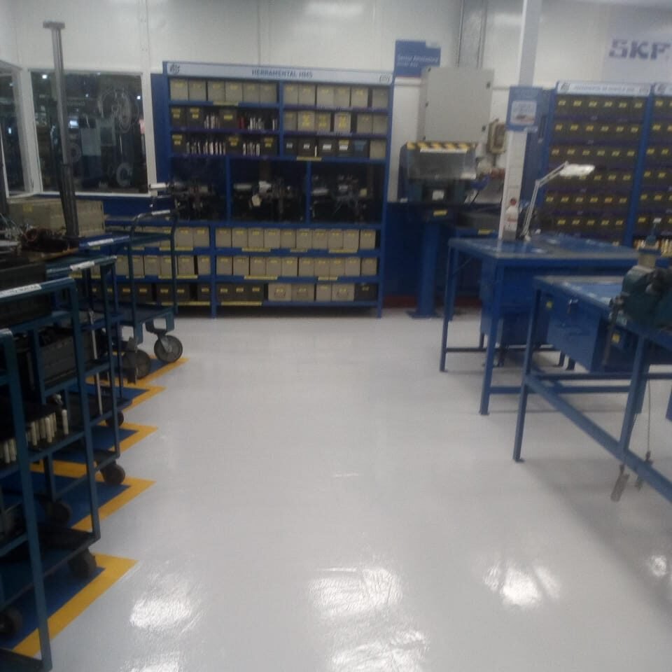pintura de pisos industriales en planta SKF con recubrimiento resistente y señalización
