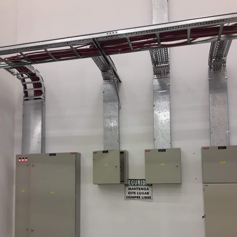 Tablero eléctrico industrial con PLC, borneras y cableado de control y potencia montado por Shaddai Montajes y Servicios
