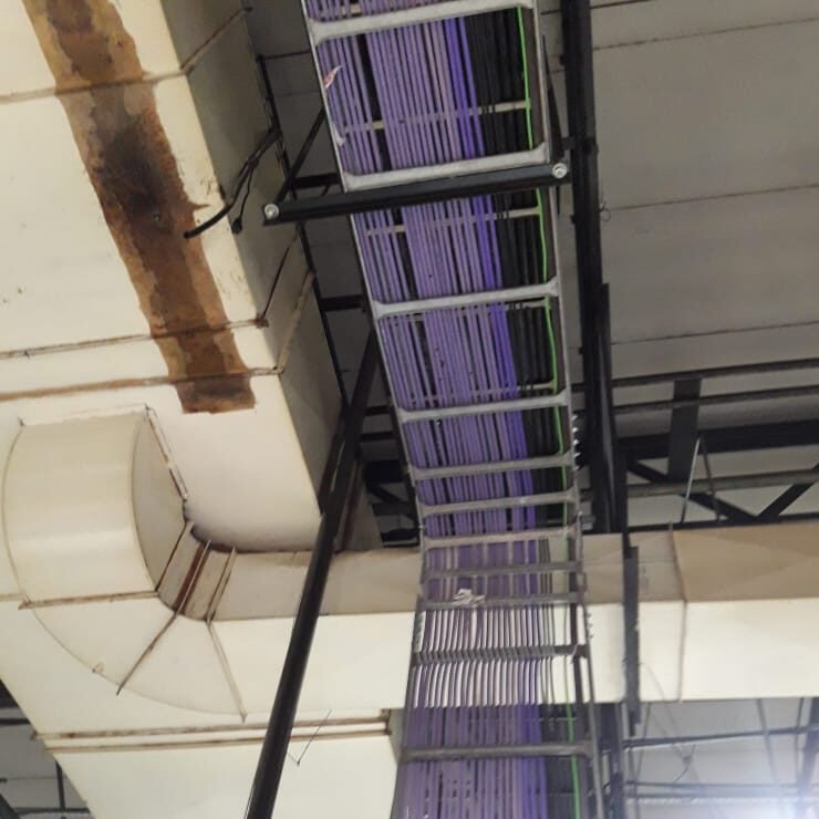 Tablero eléctrico industrial con PLC, borneras y cableado de control y potencia montado por Shaddai Montajes y Servicios