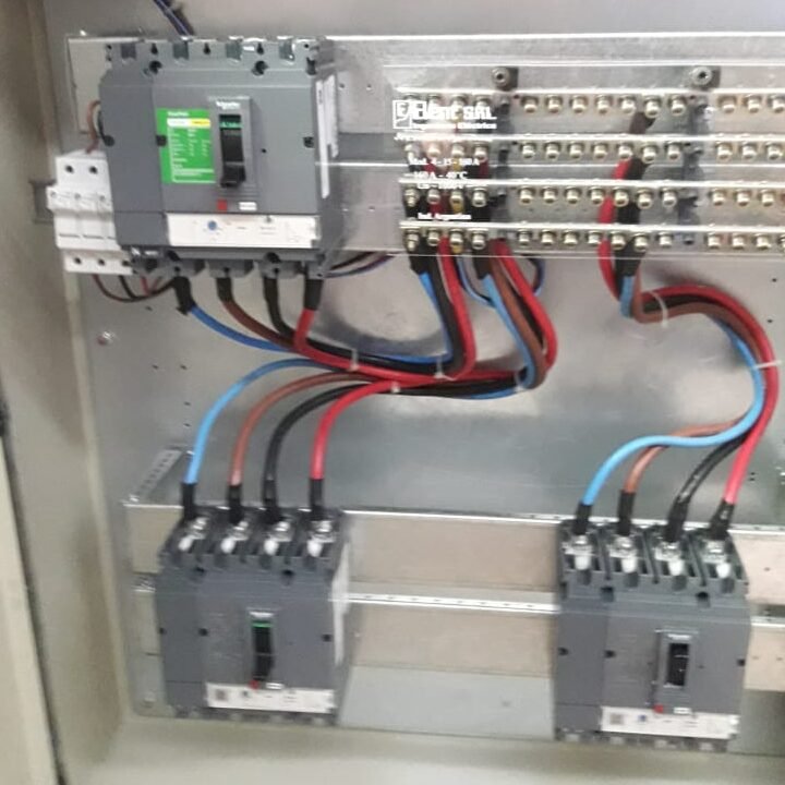 Tablero eléctrico industrial con PLC, borneras y cableado de control y potencia montado por Shaddai Montajes y Servicios