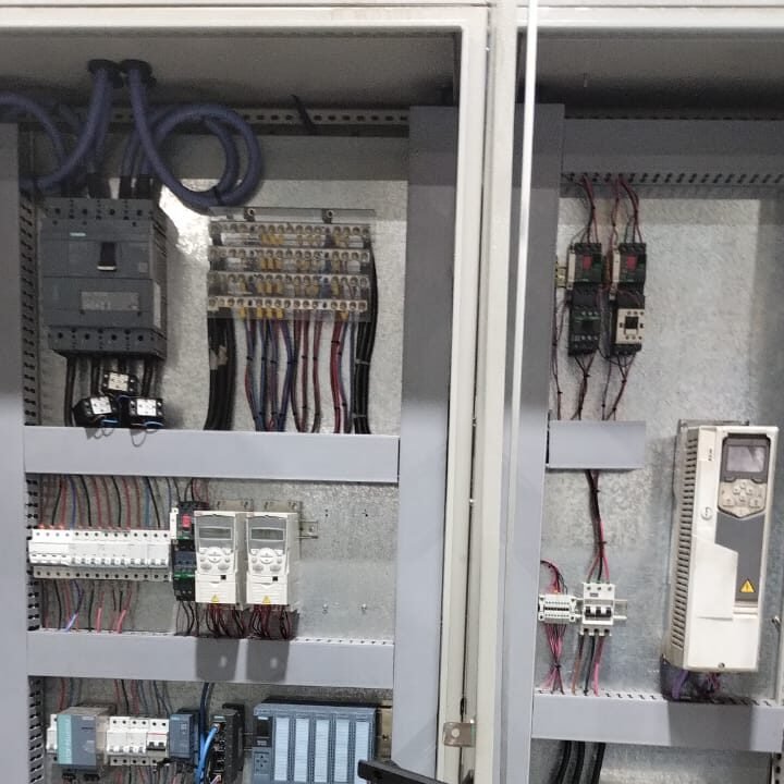 Tablero eléctrico industrial con PLC, borneras y cableado de control y potencia montado por Shaddai Montajes y Servicios