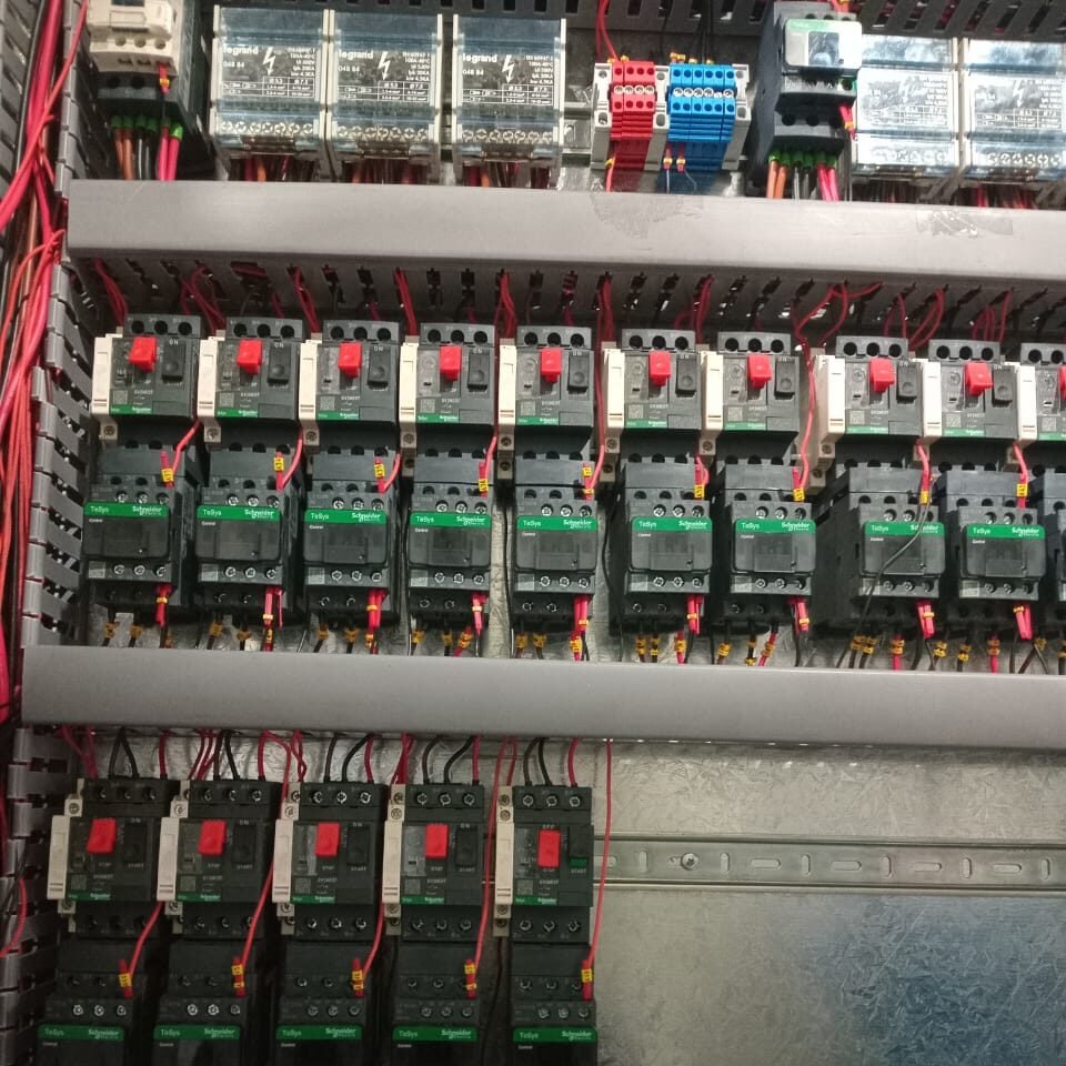 Tablero eléctrico industrial con PLC, borneras y cableado de control y potencia montado por Shaddai Montajes y Servicios