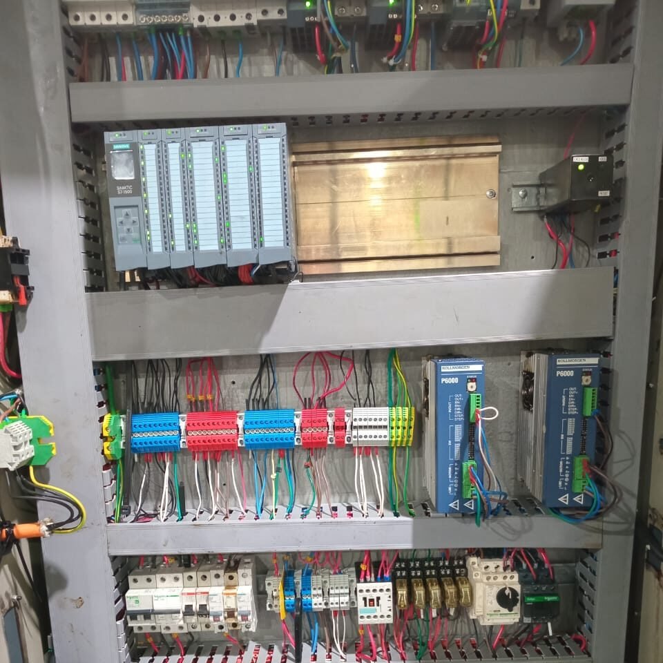 Tablero eléctrico industrial con PLC, borneras y cableado de control y potencia montado por Shaddai Montajes y Servicios