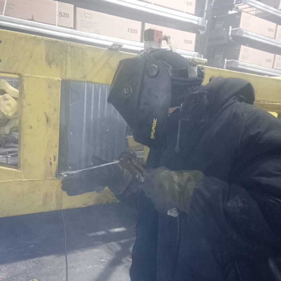recambio de corona en elevador de bandejas en frigorífico con mantenimiento mecánico industrial