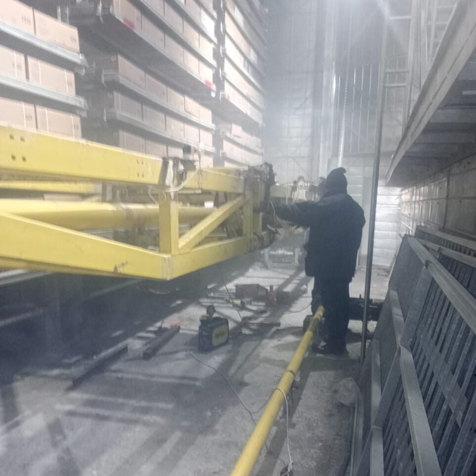 recambio de corona en elevador de bandejas en frigorífico con mantenimiento mecánico industrial