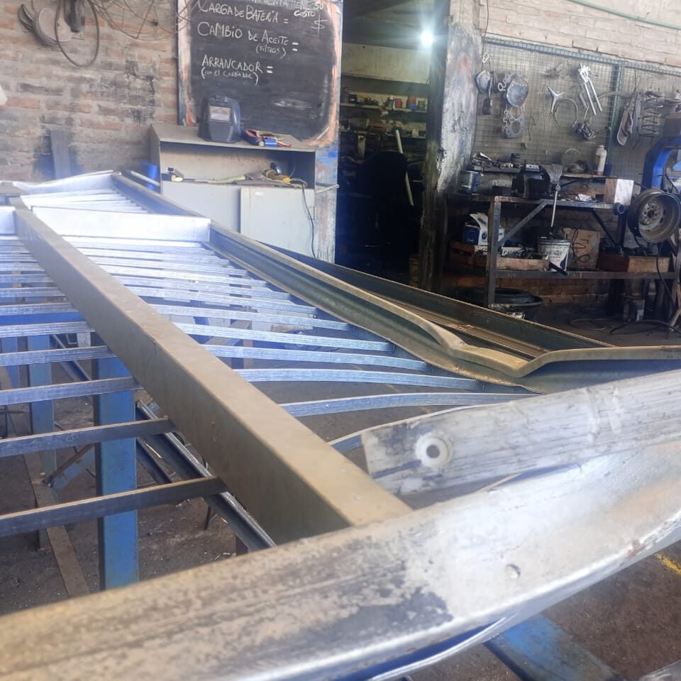 reparación de bandejas industriales en frigorífico con mantenimiento de estructuras metálicas