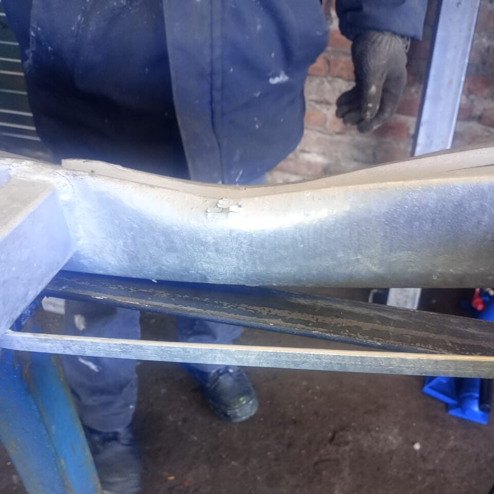 reparación de bandejas industriales en frigorífico con mantenimiento de estructuras metálicas