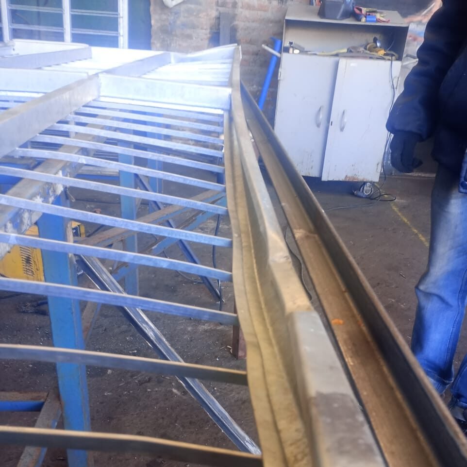 reparación de bandejas industriales en frigorífico con mantenimiento de estructuras metálicas