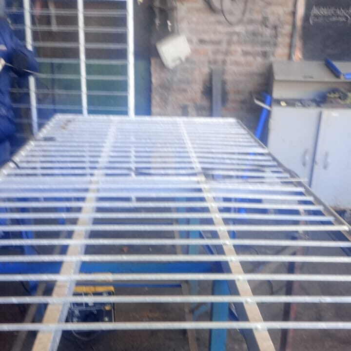 reparación de bandejas industriales en frigorífico con mantenimiento de estructuras metálicas