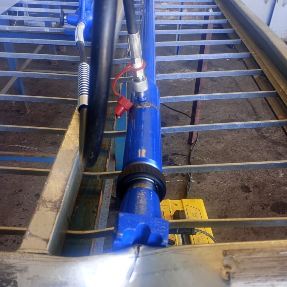 reparación de bandejas industriales en frigorífico con mantenimiento de estructuras metálicas