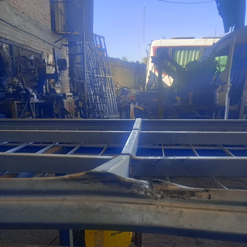 reparación de bandejas industriales en frigorífico con mantenimiento de estructuras metálicas