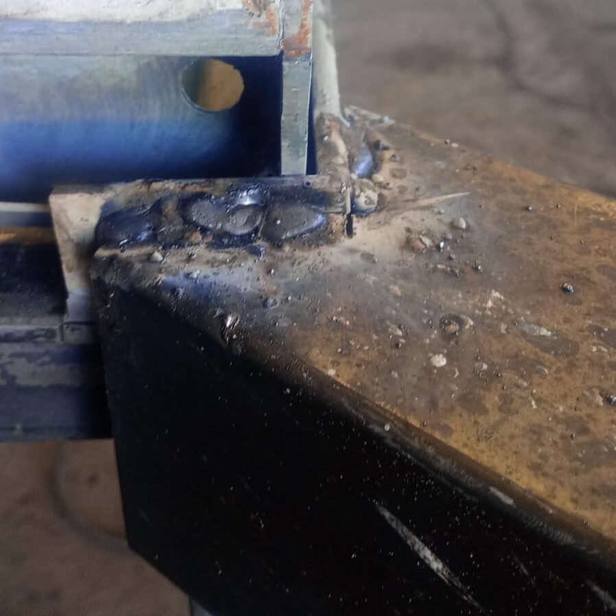 reparación de bandejas industriales en frigorífico con mantenimiento de estructuras metálicas